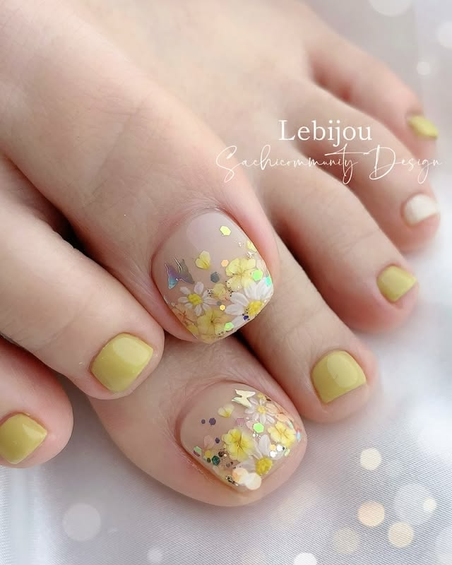 Floral pedicure nail designs for summer.