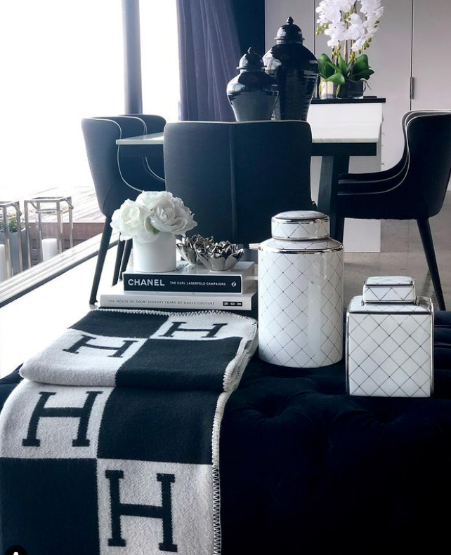 how to decorate with ginger jars. . black and white ginger jars decor. dining room decor ideas.
