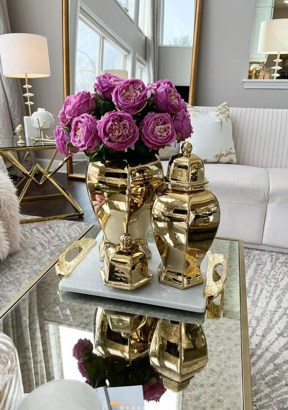 gold ginger jars on mirrored coffee table. ginger jar decor ideas.