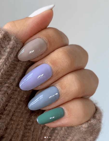 cool toned winter nail colors. festive almond acrylic christmas nails. 