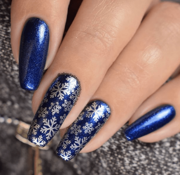 Diseños de uñas azul real para el invierno.