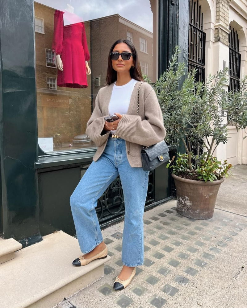Casual chic jeans fall date outfit for a street style look.
