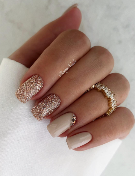 glitter sparkly nude nails. wedding nails nude. gold glitter nails