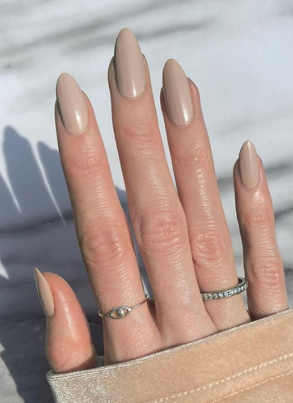 gray beige taupe nude nails. classic nude nails simple. nude nail ideas and trends.