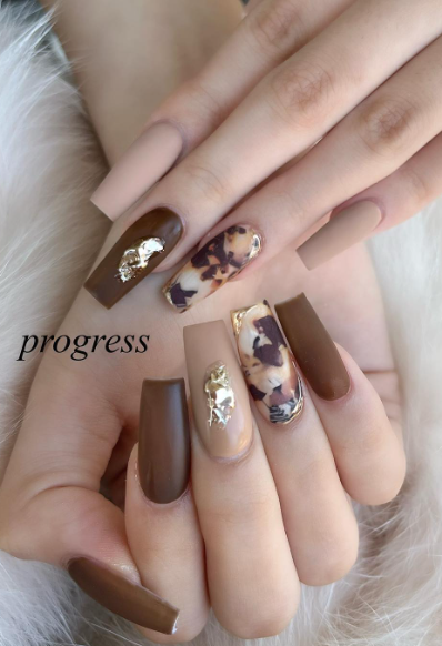 fall nail art. brown and beige fall nails designs. coffin nails for fall acrylic.