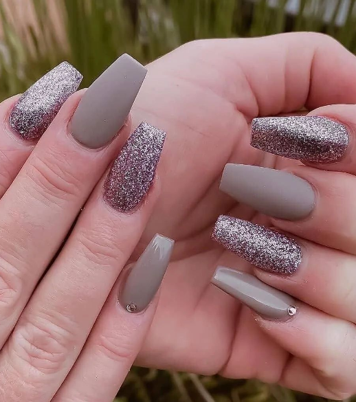 fall nails with glitter. fall coffin nails. gray neutral glitter nail designs.
