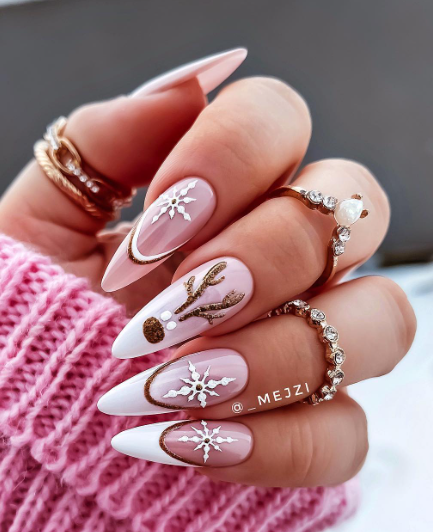 arte de uñas de reno puntiagudo rosa desnudo.  Ideas festivas de diseños de uñas navideñas de invierno.