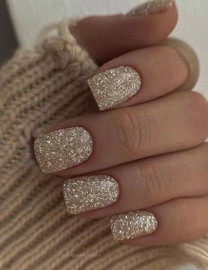 simple winter nails. christmas nails gold glitter short. holiday nail ideas.
