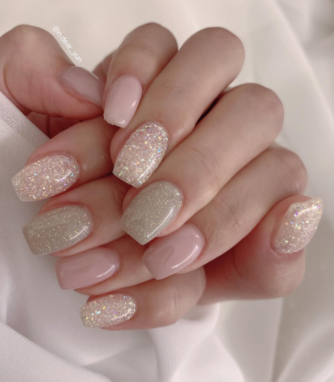 sparkle glitter nude nails. wedding nails gel. bridal nail designs ideas simple. trendy minimal nails.