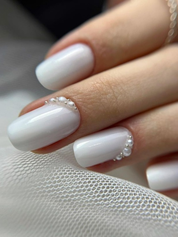 white bridal nails with pearls. white wedding nails pearls. simple wedding nails elegant white.