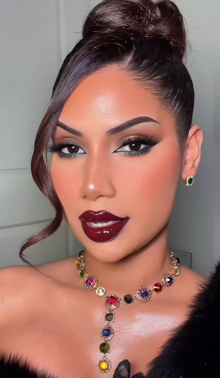 Deep berry lipstick fall makeup look