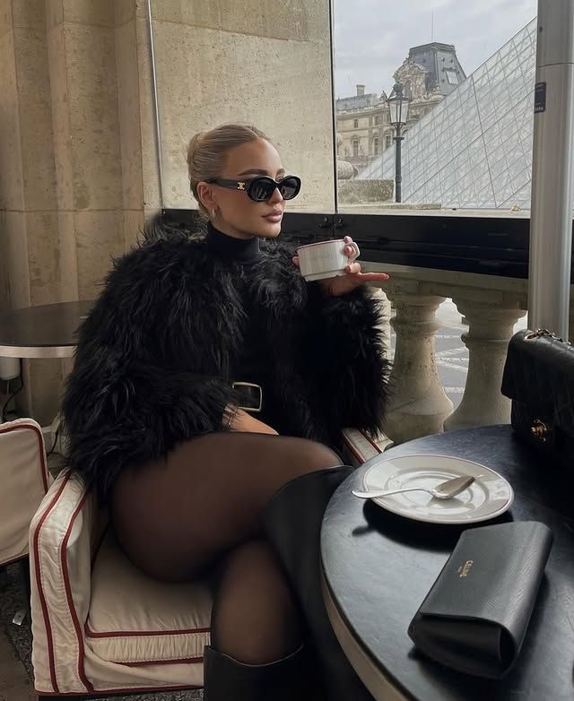 Fluffy coat fall outfit ideas.