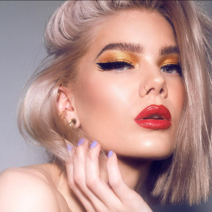 Gold eyeshadow cat eye fall makeup look