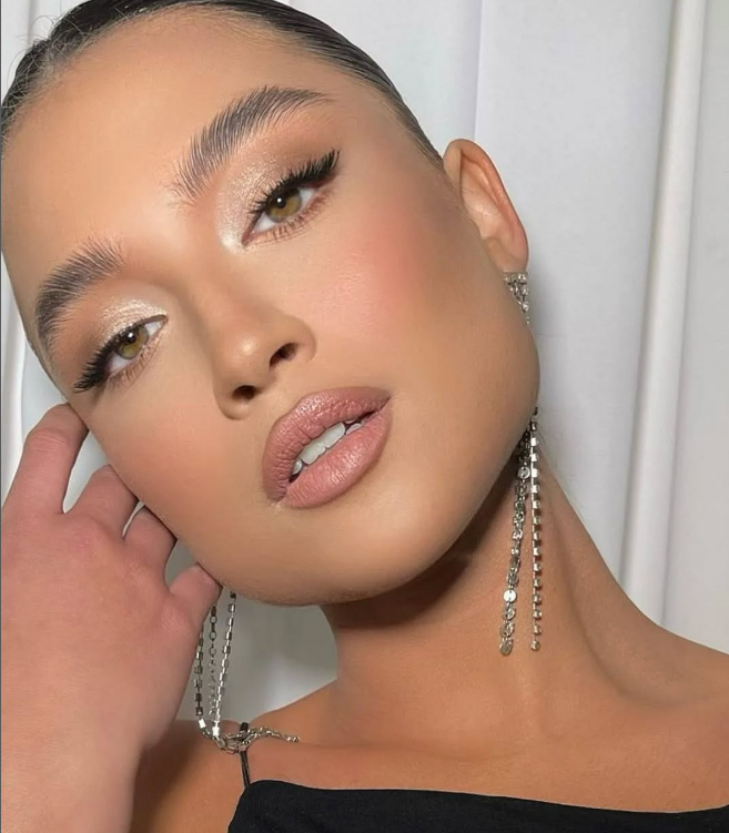 Soft Gold eye makeup with nude lips fall makeup look Soft Gold eye makeup with nude lips fall makeup look