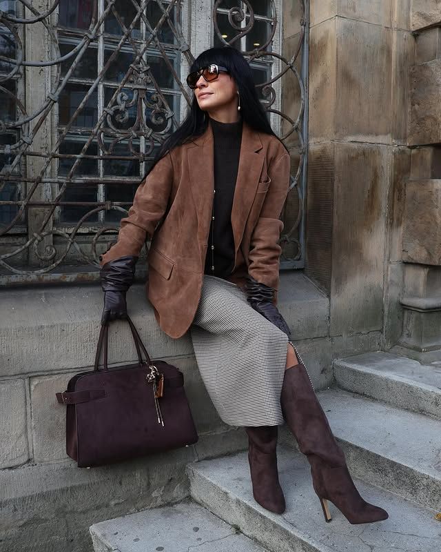 Suede jacket with long skirt and knee high boots fall outfit ideas.