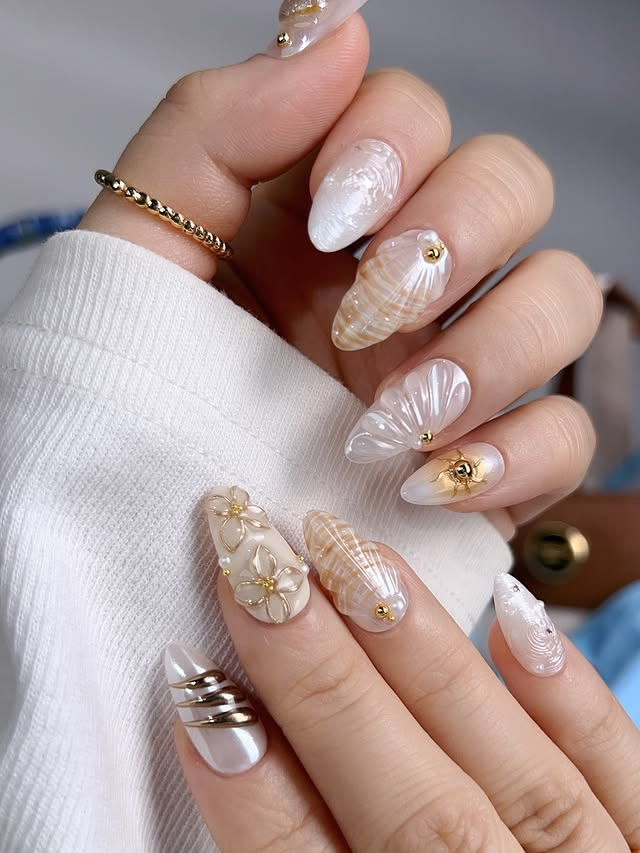 White pearl acrylic shell nails for your summer vacation.