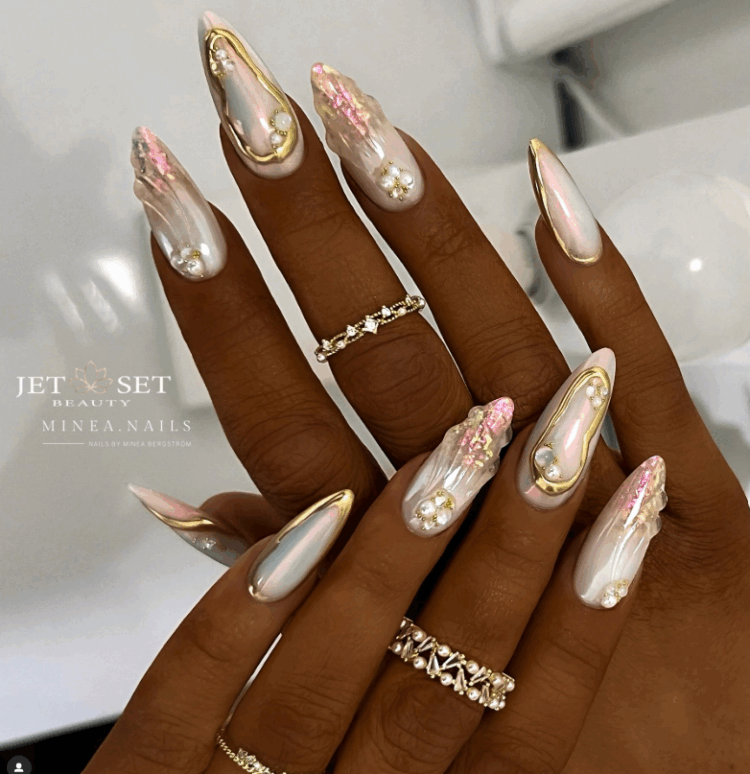 Pearl and gold Mermaid Summer Nails Design Pearl and gold Mermaid Summer Nails Design