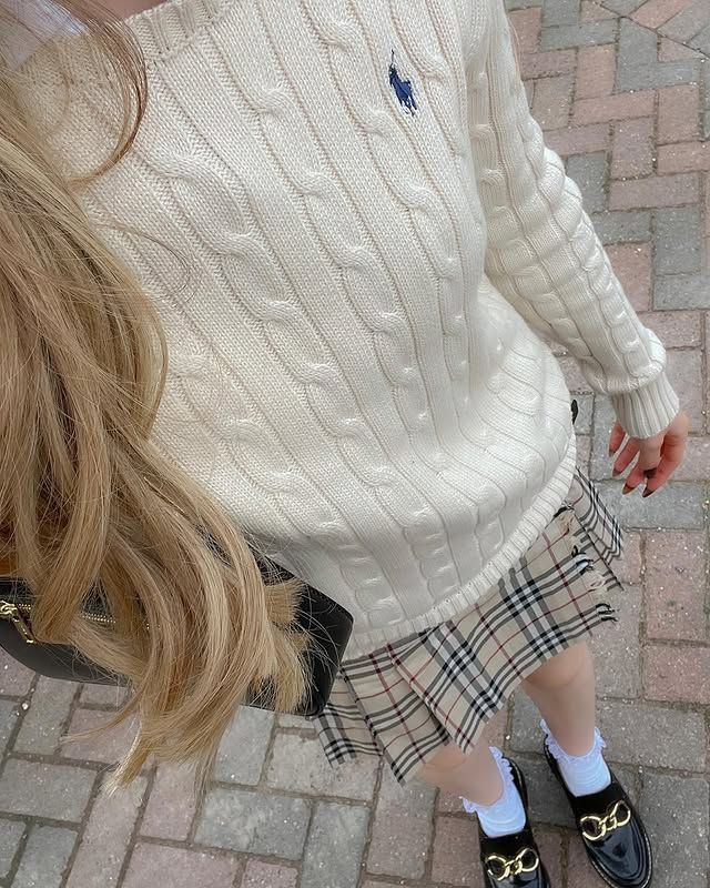 Cable knit sweater and plaid skirt preppy outfits for fall