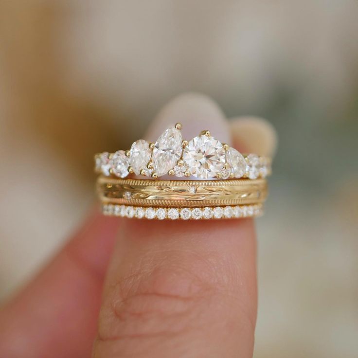 Mixed diamond size wedding band stack