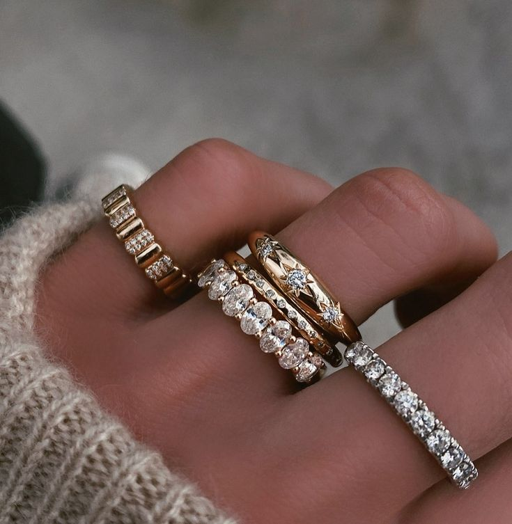 Mixed size wedding ring stack
