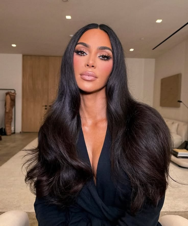 Kim Kardashian 60s makeup look. Celebrity makeup trends