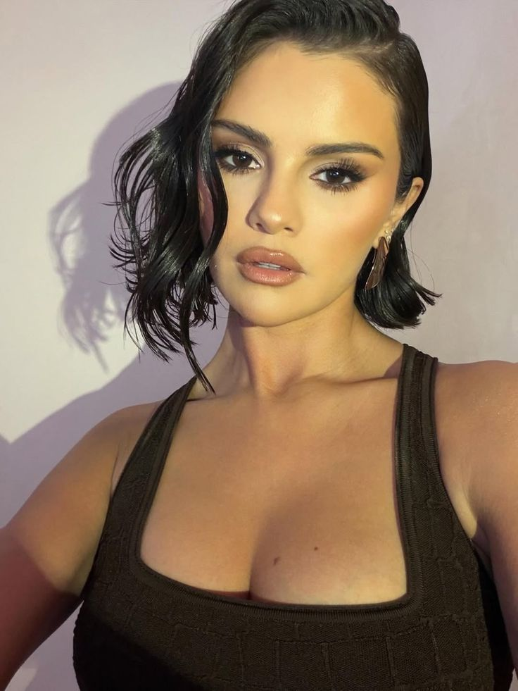 Selena Gomez celebrity makeup looks. Toasted lip makeup.