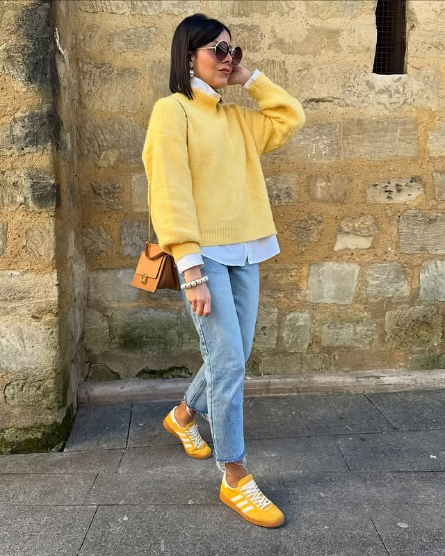 Bright spring outfit ideas with jeans and sneakers. bright-spring-outfit-ideas-with-jeans-casual