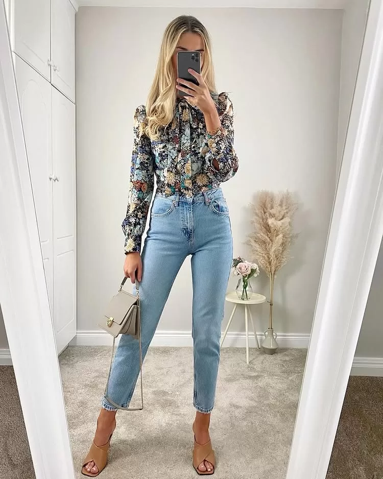 Floral blouse for a casual chic spring outfit with jeans. floral-blouse-spring-outfit-with-jeans
