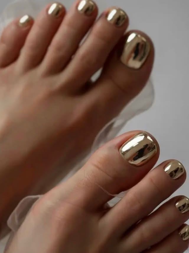 Gold pedicure ideas.