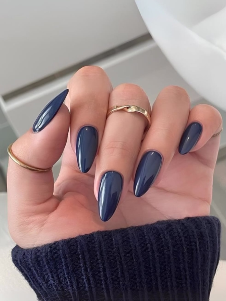 Long almond shaped navy blue fall nails.