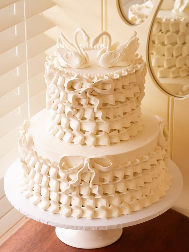 Vintage wedding cake with swans trend Vintage wedding cake with swans trend