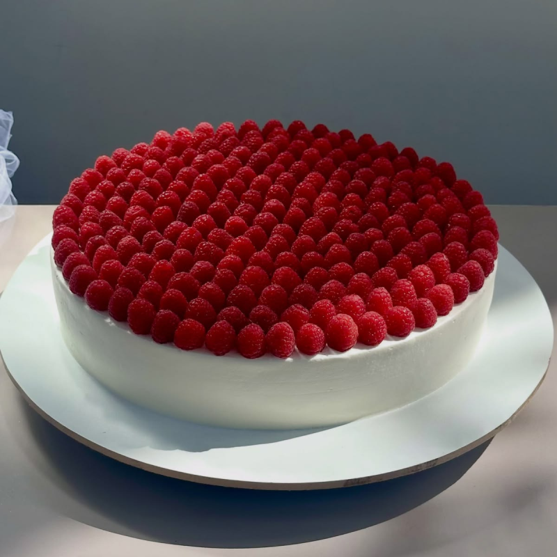 Berry-topped wedding cake trends Berry-topped wedding cake trends