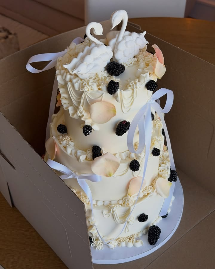 Swan topped wedding cake trend Swan topped wedding cake trend