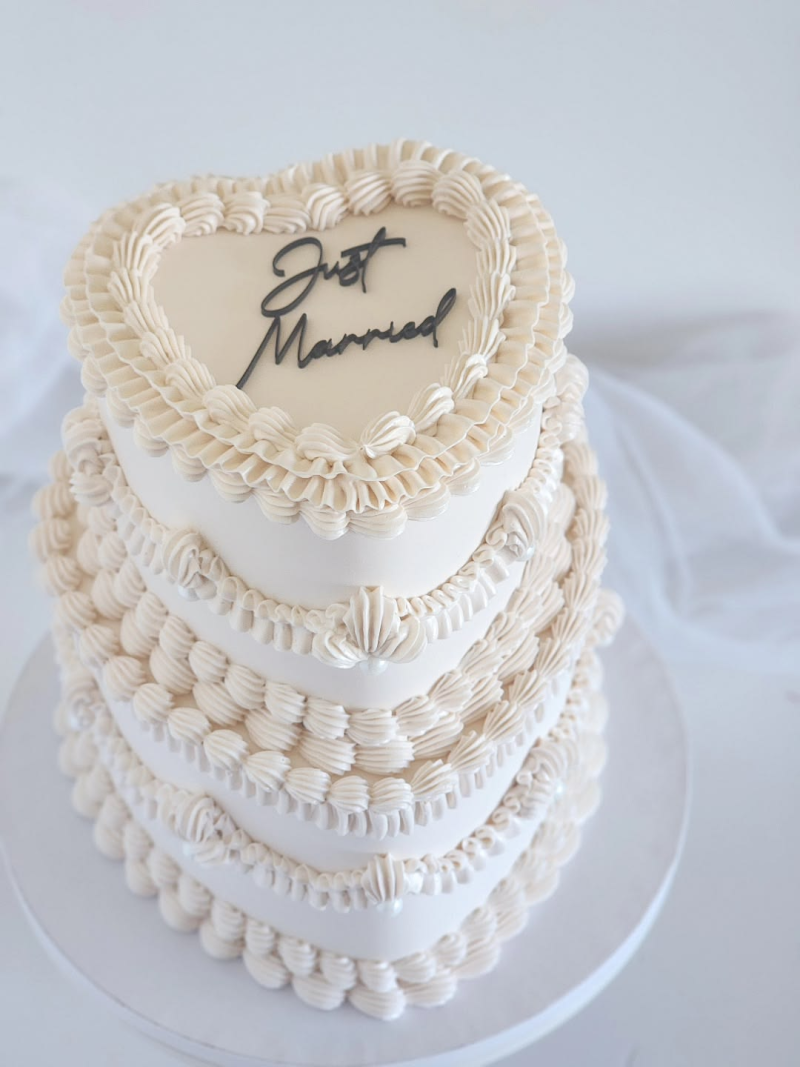 Vintage heart-shaped wedding cake Vintage heart-shaped wedding cake