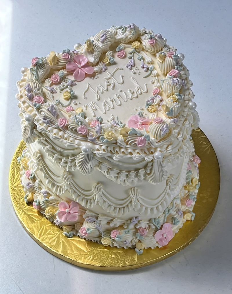 Vintage heart-shaped wedding cake with floral details Vintage heart-shaped wedding cake with floral details