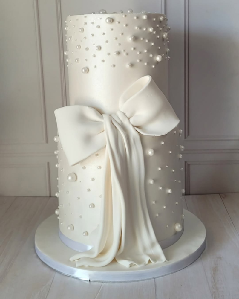 Wedding cake with bow and pearl details Wedding cake with bow and pearl details