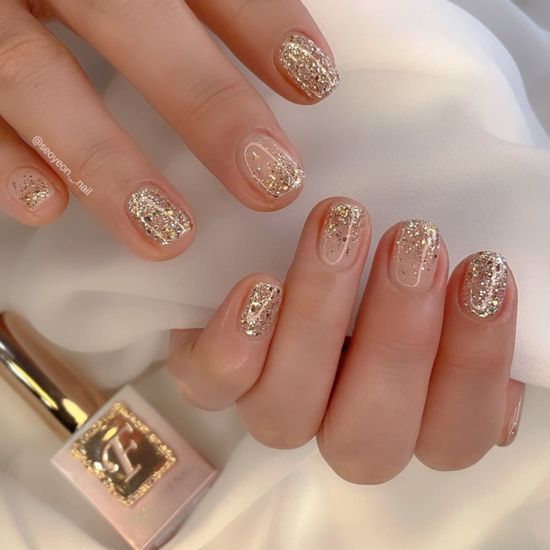 Short simple gold glitter nails for any occasion.