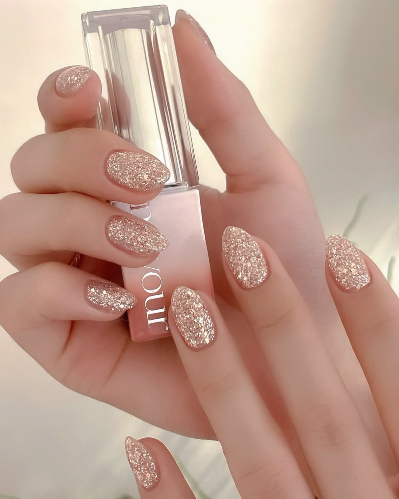 Simple gold glitter nails for holiday parties, engagement nails, birthday nails and more special occasions.